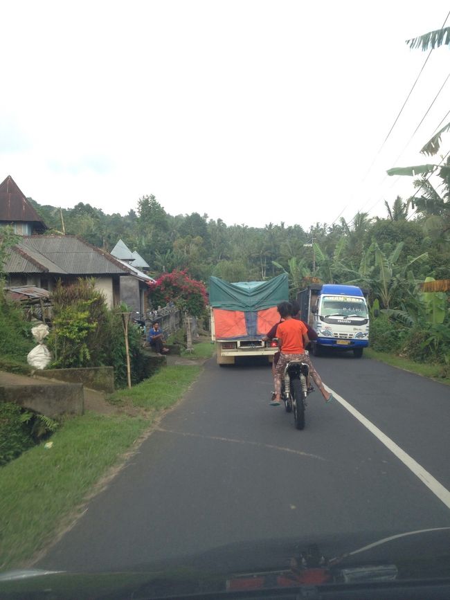 帰りも、地元の人に道を聞いて近道にチャレンジ。<br />やっぱり、10歳くらいの子供たちが２人乗りでバイク・・・