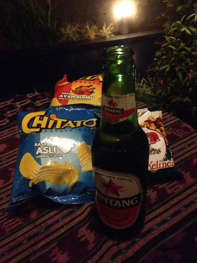 夜は、ホテルのテラスでビンタンビールと地元のお菓子たち😁
