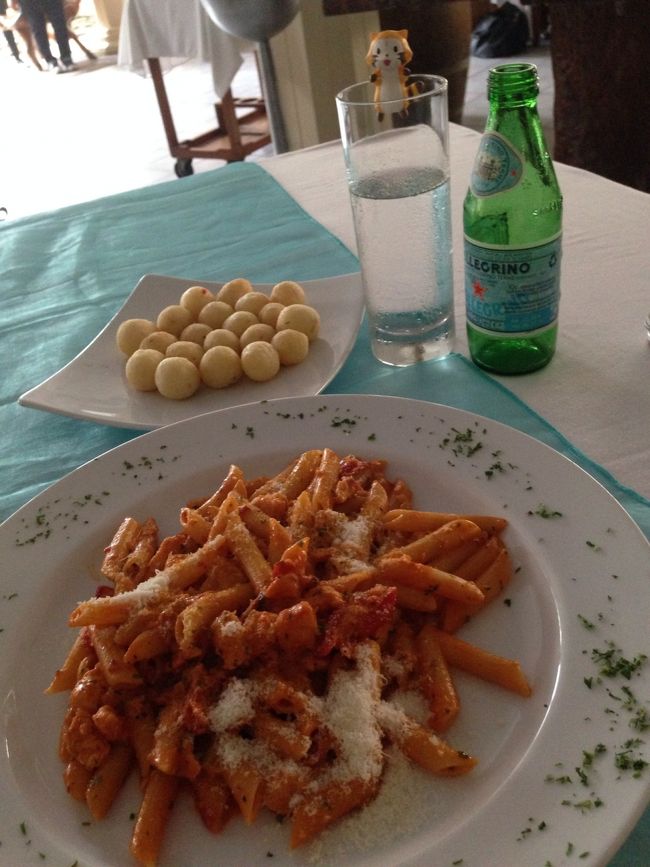 5日目<br />午前中、３時間がっつり英語の後、遅めのランチをイタリアンレストラン、マッシモにて。<br />サーモンのトマトクリームパスタを注文しました。