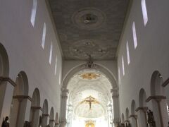 地味な外観の割に大聖堂内部は広く、手前側の天井が平面だったのが印象的でした。