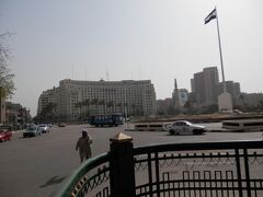 タフリール（タハリールと書かれている物もあり）広場です。
エジプト革命の時にはデモの中心地となった場所です。
前回来た時にはテントで一杯だったのですが今は平和でその時の面影はありません。
