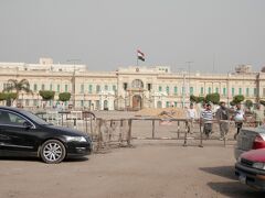 アブディーン宮殿です。
エジプト経済を破綻させたと言われるほど豪華宮殿だそうです。
現在は大統領府との事･･･
端から端までカメラに収まらない程大きいです。
