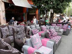 スーク・アタバ
庶民の市場です。
路上で家具を売るとは！
雨の降らないカイロならではです。