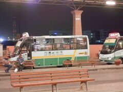 空港のバスターミナルまで乗って来たミニバスです。