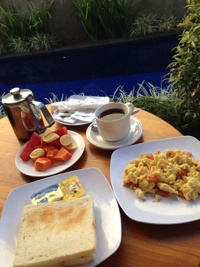 6日目<br />今日の朝食はトマト入りのスクランブルエッグにしてみた。<br />そして、従業員のクトゥにオススメのマッサージを聞いたら、自分だと言われ、そのまま部屋でバリニーズマッサージをしてもらいました。<br />一時間、1000円で。しかも、本格的に容赦なく（笑）痛気持ちいい〜💦💦