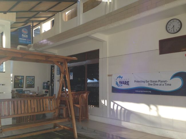 7日目<br />ダイビングしにトランベンに行きます。<br />7：15 pick upでダイビングショップへ。今回お世話になるのは、Poni Divers BALIさん。<br />バイパスを渡った住宅街の一角にあります。普通の住宅と同じ門構えなので、気づかないよ💦