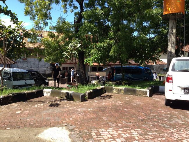 サヌールから2時間ほどでトランベンに到着！<br />ビーチダイビングなので、ここでトイレを済ませて、歩いてビーチに行きます。