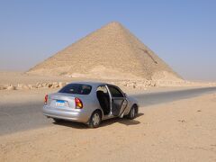 屈折ピラミッドに行く前にある赤のピラミッド．車を止めて写真を撮った．

２等辺三角形のピラミッドとしては最古．鉄分を含む赤石が使われているので赤っぽいと言うが，それ程赤くはなかった．日光の当たり方，角度によるのだと思う．
