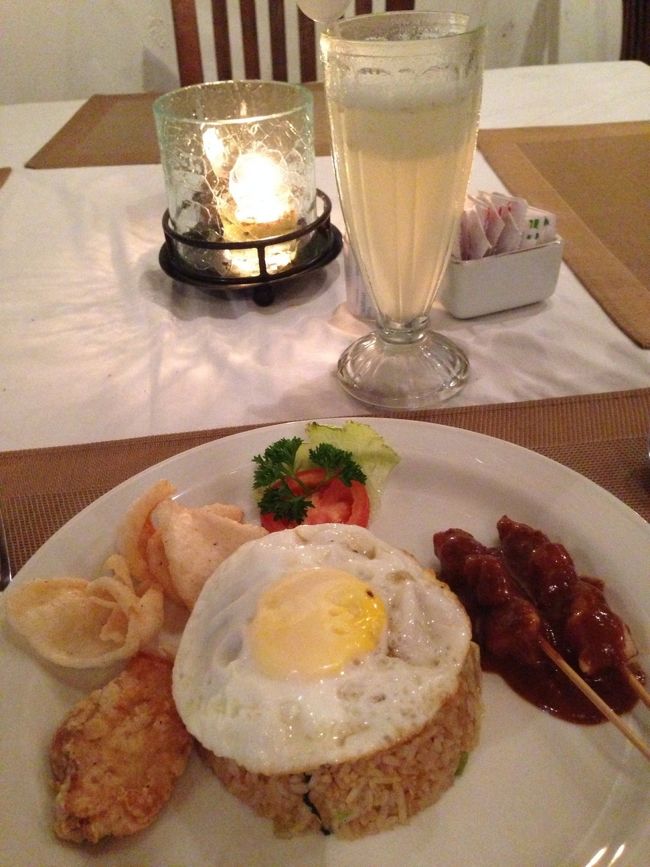 夜ご飯は、オーナーのマデオススメのコリアンダーレストランでナシゴレンを頂きました。