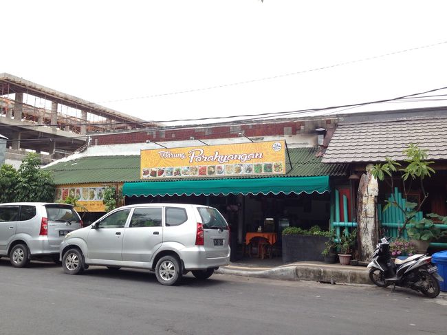 スーパー行ったり、お土産屋さん散策したりしながら、ランチはサヌールの南外れにあるワルン パラヒャンガンへ。