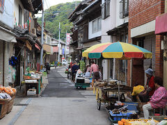 時刻はまだ8時過ぎ。人出はいまいちです。
