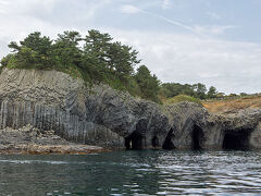 釜とは穴の事で、穴が七つあるから七つ釜だそうです。
この穴は波の侵食により空いたそうです。
