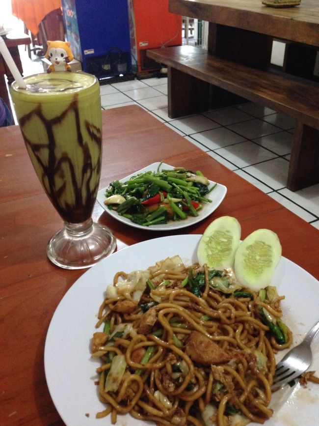 麺な気分だったので、ミゴレンを注文。その他、店員さんゴリ押しのウォータースピナッチとアボカドジュース。<br />ミゴレンは少し濃い味ですが、麺はモチモチしてて美味しかったです。