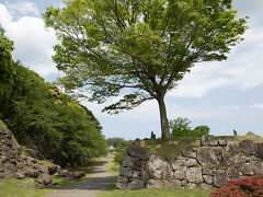 ここ、昨年のNHKの大河ドラマ軍師官兵衛にも出ていました。
しかし、これだけのものを、たった数ヶ月で造り上げてしまうとは。石垣の石一つを積み上げるだけでも丸一日かかるだろうし、すごい大人数で突貫工事でやったのでしょうね。
今だったらどれくらいの費用がかかるのでしょうか。すごいもんだわ。