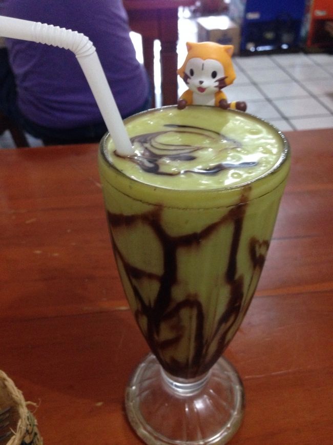 アボカドジュースは、その見た目にドン引きしましたが、味は美味しいです。かなり重たいけど💦<br />甘いので、ミネラルウォーターも注文したら、あれ？甘かった？？的な・・・<br />全部で500円くらいです。