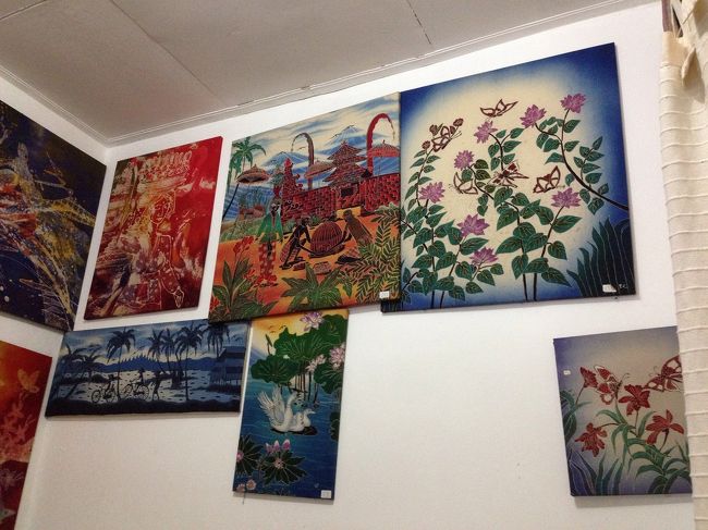 店内には沢山の絵が飾ってありますが、きっとこの絵の奥には相当数のヤモリちゃんがいます💕<br />出たり入ったりしてるものぉ〜💦