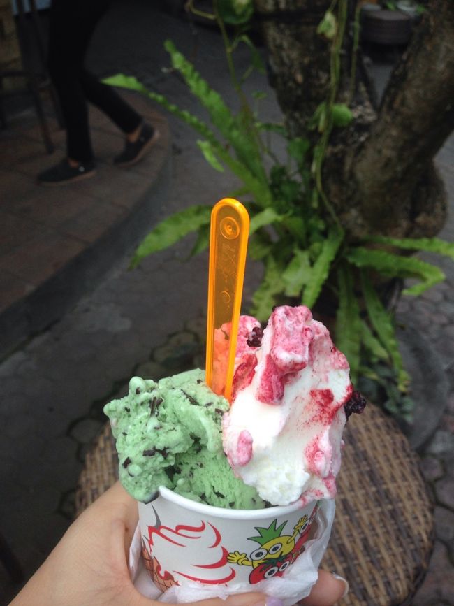 夕方からは、最後のじゃらんじゃらん。マッシモでジェラートを食べながら、サヌールビーチ散策。<br />