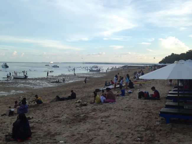 前日、お祭りがあったらしく今日は体を清めるため地元の人たちがたくさん海に入ってました。