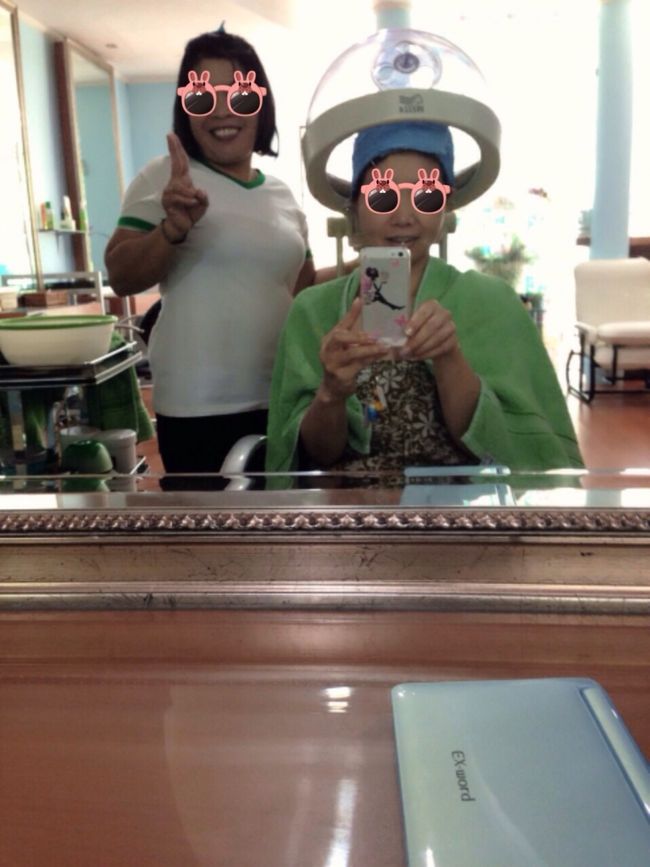 担当のニルとは同い年だったため、すっかり気があっちゃいました。<br />お互い、若く見えるよぉ〜と褒め合い虚しさが込み上げる（笑）<br />で、仕上がりは、髪の毛サラサラ〜で気持ちいいです！