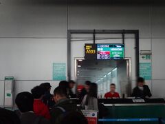 広州白雲空港からまずは香港行きのフライトで出発。
広州から香港までは150キロしかなく、事実上の乗り継ぎ専用便ですが、１日２便しかないのがちょっと不便。

でもCXの場合、単純に香港発着よりこの区間を付けて香港乗り継ぎにしたほうが、値段が安くなるんですよね…