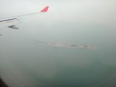 離陸45分後、もうすぐ香港国際空港。
今工事中の香港と珠海・マカオを結ぶ港珠澳大橋の、橋とトンネルとの接続点（海ほたるPAの島と同じ）が見えました。