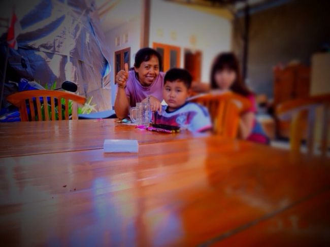 最後に、オーナーのマデと息子のアグスと記念撮影。<br />アグスはとってもシャイで、笑ってと言っても笑ってくれない💦<br />ちなみに、アグスは日本語勉強中です。頑張れ！アグス💕<br />今回のホテルは、立地も居心地もとても良いのでまた利用します。