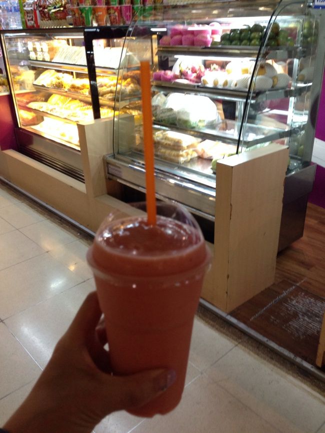 帰りもタイ経由。<br />喉が痛いので、タイ空港でマンゴーベリージュース。<br />冷たくて美味しいーー💕💕