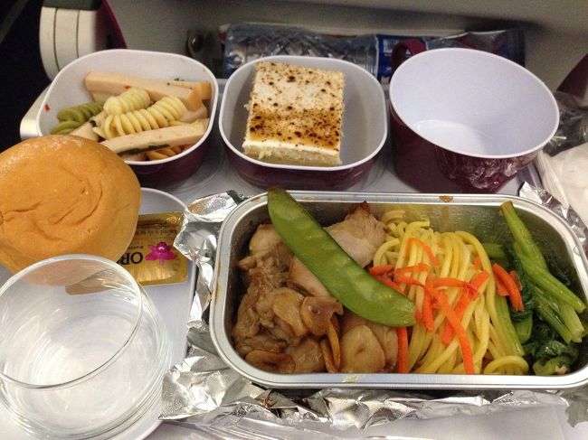 今回利用したタイ航空の機内食ってこんな感じ。