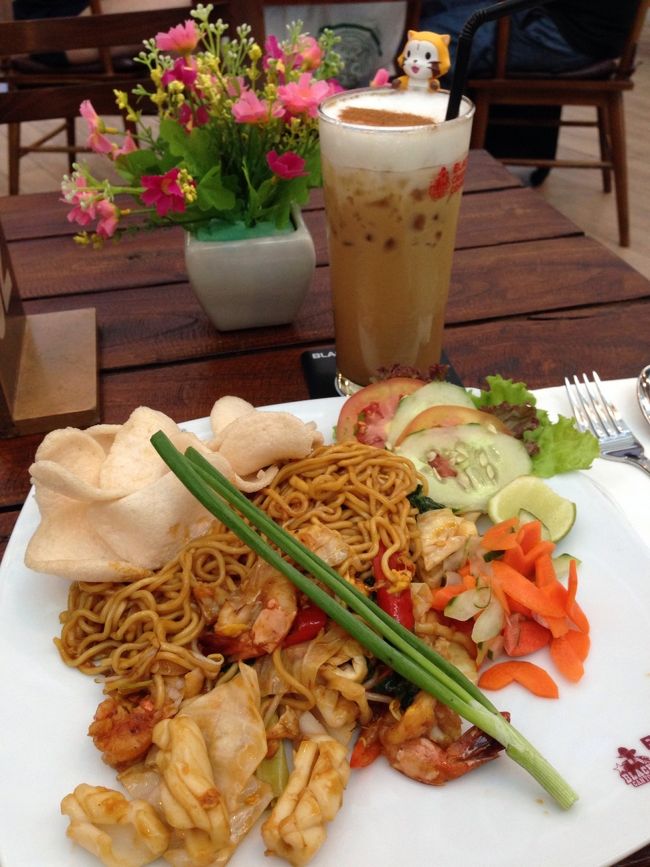 デンパサールの空港でランチ。<br />1000円くらいなのに、急に物価が高くなった気がしてビビる💦