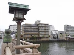 [松江大橋から大橋館を見る]

向こうの橋のたもとに大きな旅館が見てきた

そこは，八雲が最初に松江に到着した際に泊まった『富田旅館』があったところ