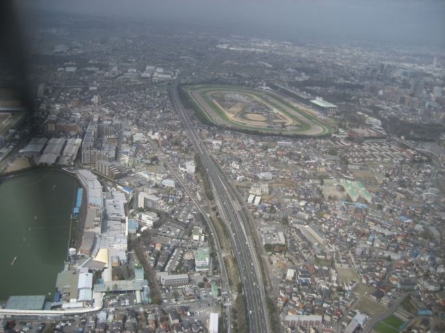 残念ながらとても揺れる飛行機内<br />はしゃいでいるのは私だけ（笑）<br /><br />あっというまに調布市上空、眼下に中央道が見えます<br /><br />中央フリーウェイ♪ 右に見える競馬場♪ 左にはビール工場♪<br />（歌詞に無いけど競艇場も近いです）<br /><br />