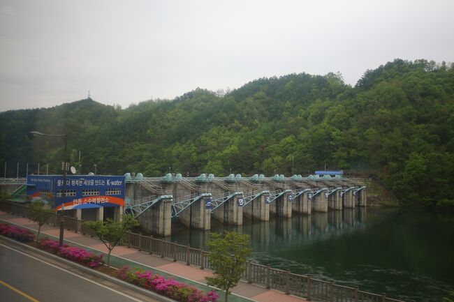 ムグンファ号の車窓より<br /><br />安東ダムが見えました。