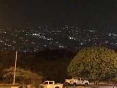 夜は危ないと聞いてましたが、山の上の夜景を見に連れてきてもらいました。
１０時過ぎだったといますが、公園ではまだ意外と人がいました。
夜景はちょっと遠かったけども綺麗でした。