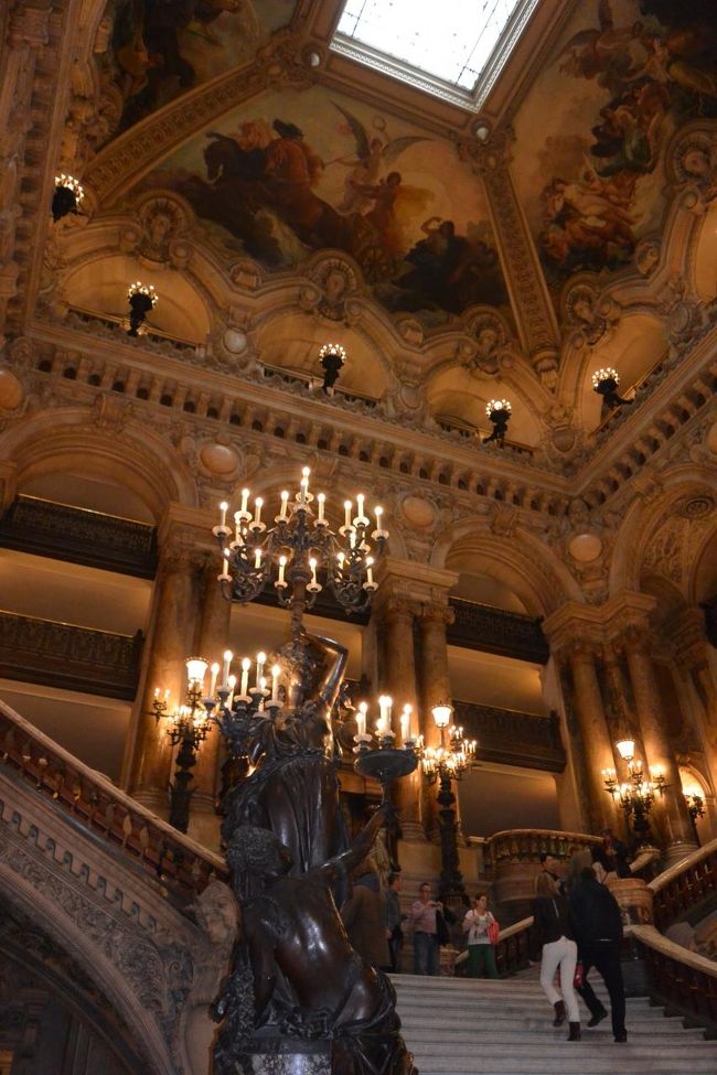 劇場ホール・大広間へと続く<br />オペラ座の大階段！<br />