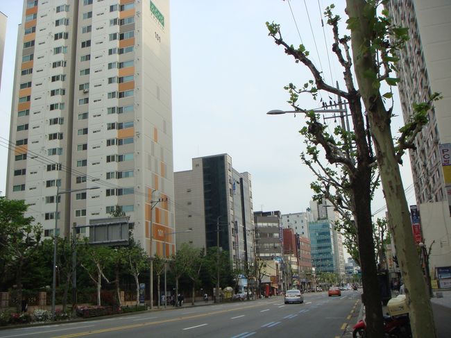 駅からは5分くらい。徒歩1分もしないところにバス停、大通りがありとても便利です。