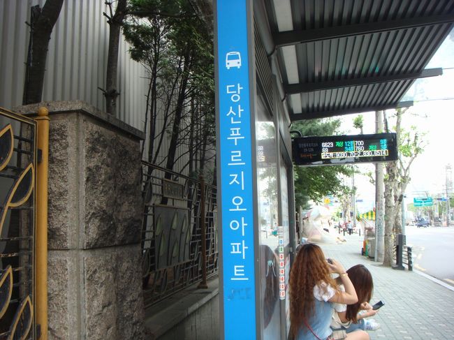 大通りにバスが頻繁に走ってます。