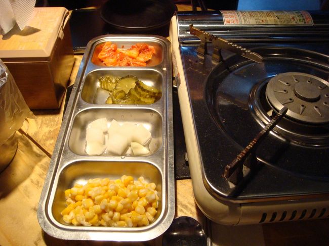 弘大入口に移動して、夕食です。<br />ジェイムストゥンカルビ。<br />付け合わせ。