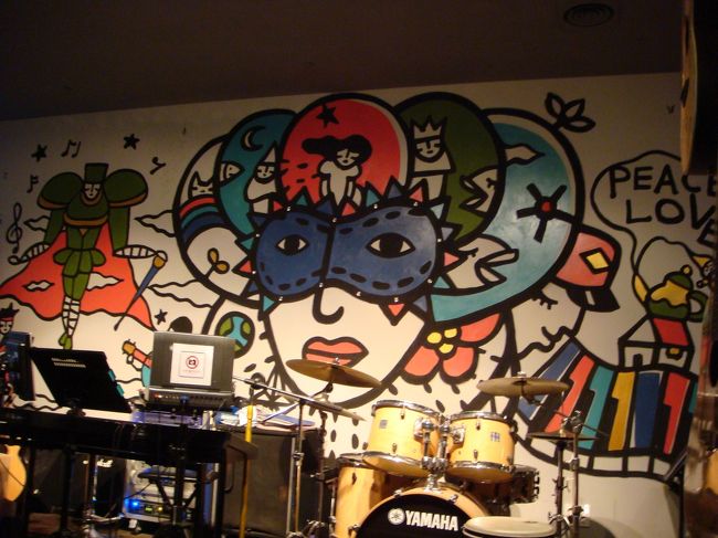 お店の中のステージ。<br /><br />時間になるとここでライブが始まります。