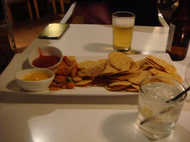 簡単にナチョス。<br /><br />ウィスキーはショットで飲むらしく、ハイボールがなかったのでジンライムを。<br />カクテルも日本と変わらない味でした。