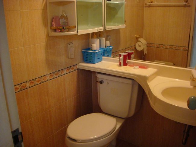 室内にトイレとシャワーがあります。<br /><br />1日目終了。<br />ぐっすり眠れました。