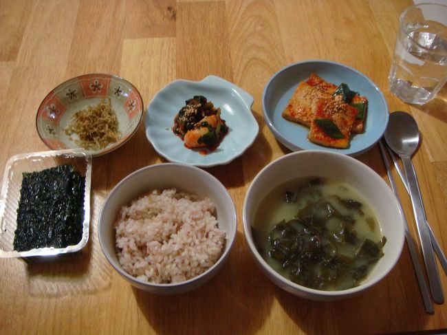 チョウウンアチム！！<br /><br />２日目の朝ご飯。<br /><br />オモニムの朝ごはんはとてもおいしかったです。<br /><br />特にわかめの味噌汁がおいしく、おかわりしました。<br />わかめは地方の産地からとりよせてるらしいです。なるほど！