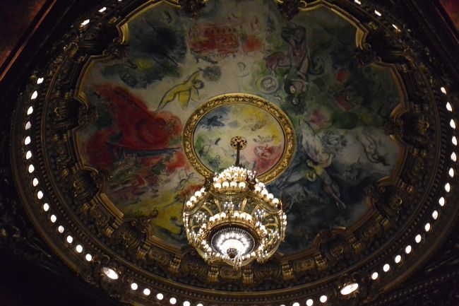 シャガールの天井画。<br /><br />上はフラッシュなし、これはフラッシュあり。<br />どちらで撮ってもガイドブックのように<br />なかなか上手くは撮れないわ〜m(_ _)m