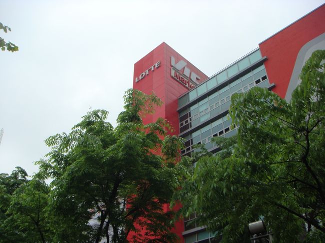 午後から韓国人の友だちに会う予定だったので、午前は歩いてヨンドゥンポに行きました。<br /><br />宿のオンニに地下ショピングセンターを薦められ、しばしショッピング。