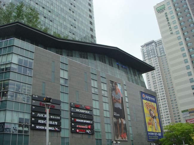 荷物もそこそこ増えたので、タクシーで宿に向かいます。