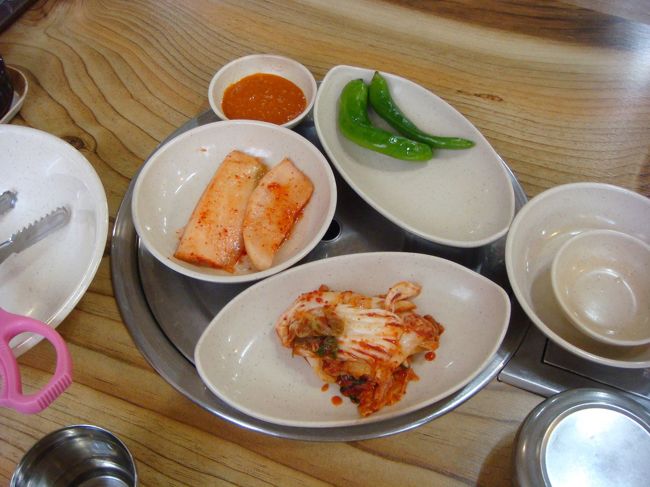 宿の近くで昼食をとろうとウロウロしてたところ、店内のアジョシたちがとってもおいしそうに食べてたので、入店しました。<br />付け合わせ。