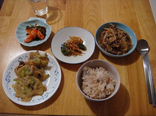 ３日目、朝ごはん。<br />今日は江華島に向かうため早朝出発。<br />朝食は断ったのですが、部屋をでたところ、オモニが早く起きて用意してくれてました。<br />カムサハムニダ。<br /><br />って、今日もとてもおいしくいただきました。