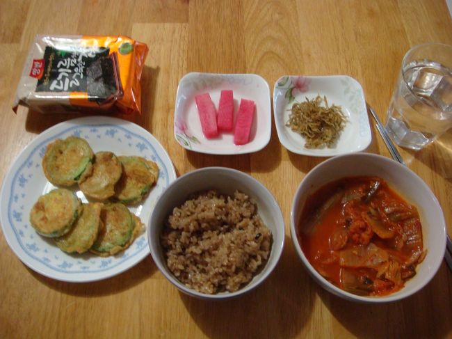 ４日目の朝ごはん。<br /><br />キムチチゲ、おいしかった。<br />本当にオモニムの料理は最高でした。