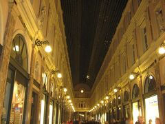 ギャルリーサンチュベール
色々なチョコレート屋さんがあったけど、時すでに夜の22時。
雰囲気だけ味わいました。