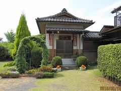 大山街道を隔てた反対側に⑧「永昌寺」がありました。
鰻観音と呼ばれ、昔、相模川が洪水の時、鰻が濁流から逃れ、清水を求めて掘を上り、永昌寺の境内に集まった。それ以来、村人は鰻を水神の使いとして崇めたと伝えられています。