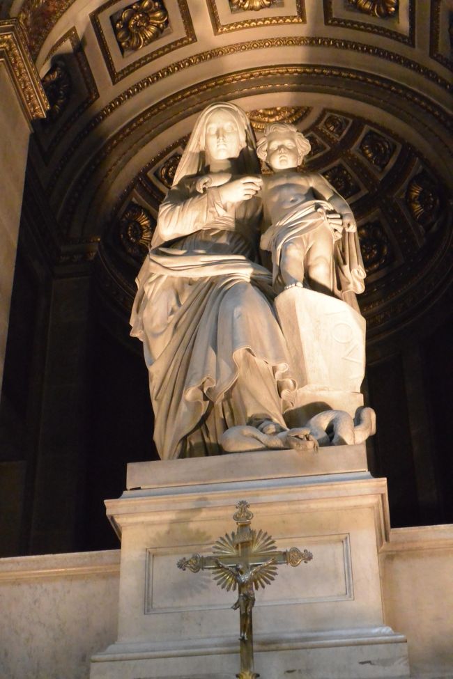 「聖母マリアの婚礼」像。